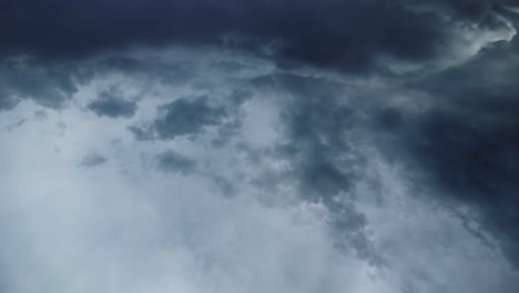 nubes oscuras arremolinándose en el cielo, tormenta
