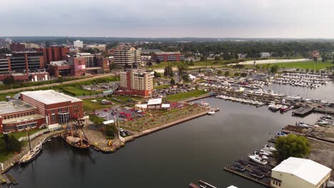 Drone-shot-of-Oliver's-Beer-Garden-in-Erie,-Pennsylvania