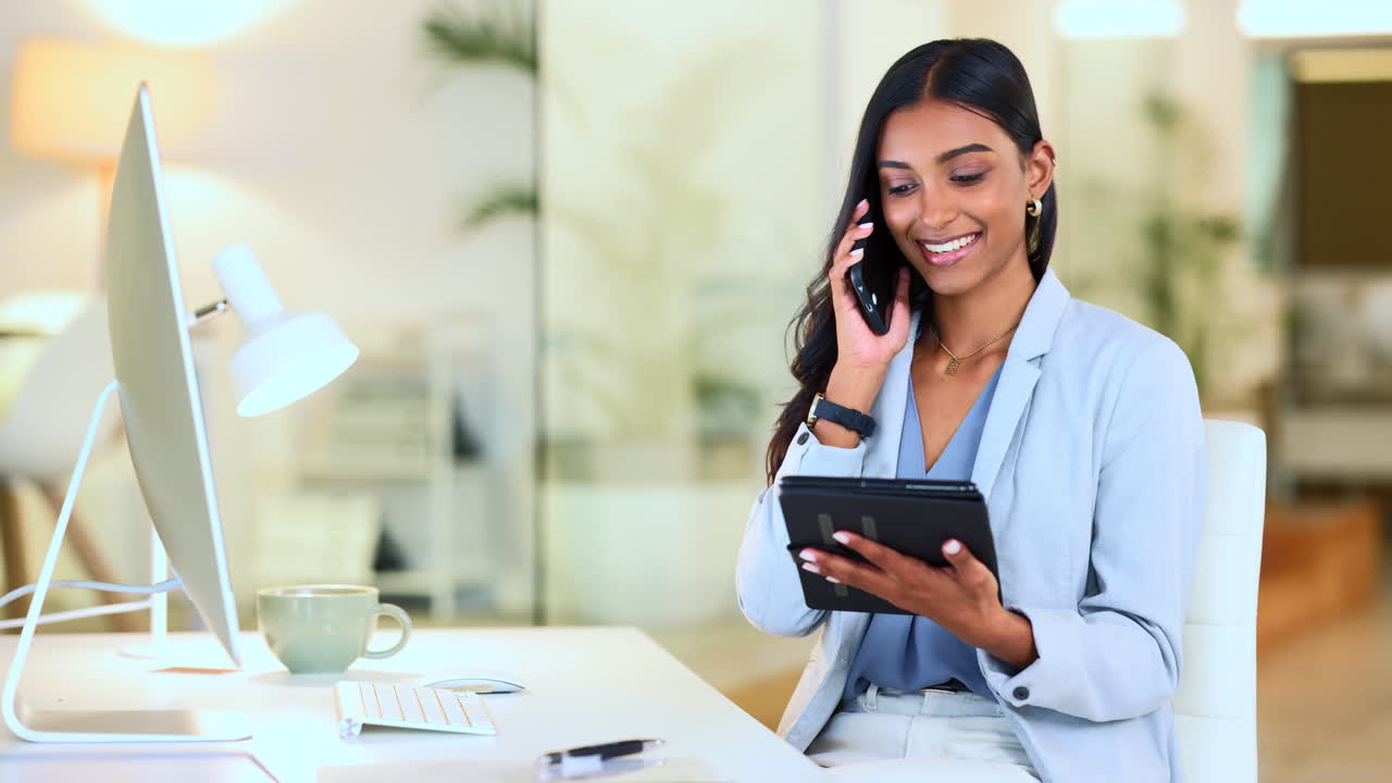 gerente feliz hablando por teléfono