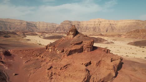 Toma-Aérea-De-Drones-Del-Hermoso-Y-Colorido-Parque-Natural-Nacional-Del-Desierto-Timna,-Sur-De-Israel