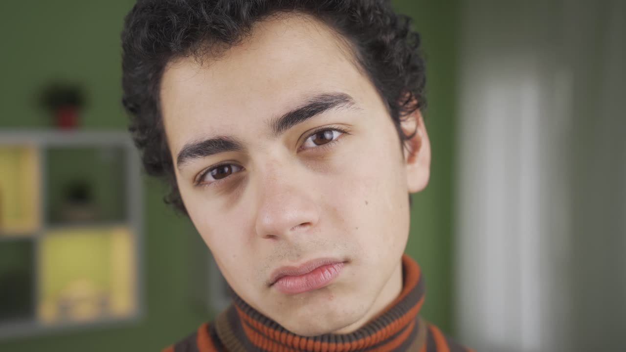 retrato de un niño infeliz y pesimista.