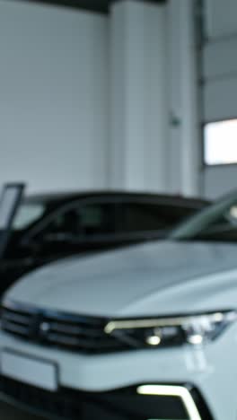 cambio de llaves de automóvil en un garaje de servicio