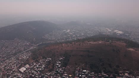vuelo sobre el barrio pobre más peligroso de la ciudad de méxico en un día muy contaminado con un dron