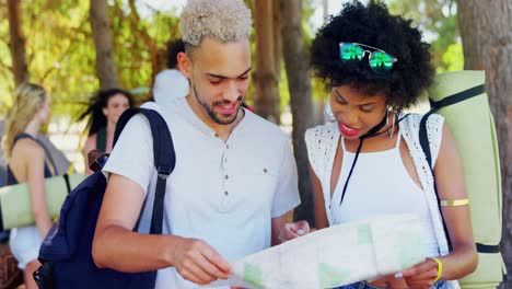 pareja interactuando entre sí mientras miran el mapa 4k