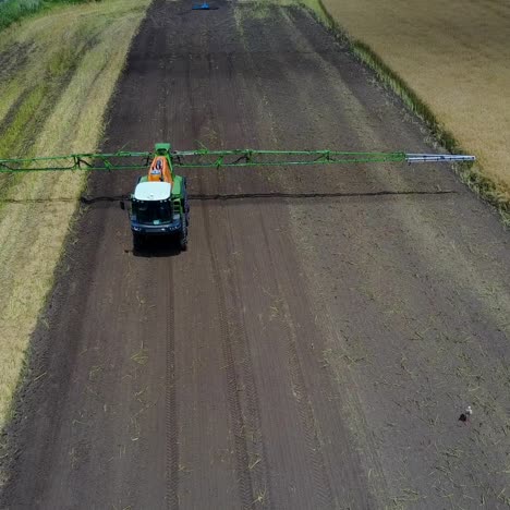 pulverizador autopropulsado en la granja