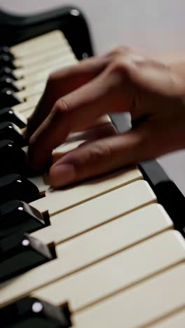 hands playing the piano