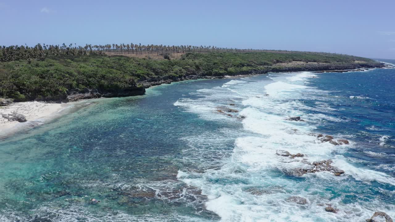 Ripresa aerea con drone di Tonga, Polinesia, costa dell'isola, barriere coralline, onde dell'Oceano Pacifico meridionale e paesaggio