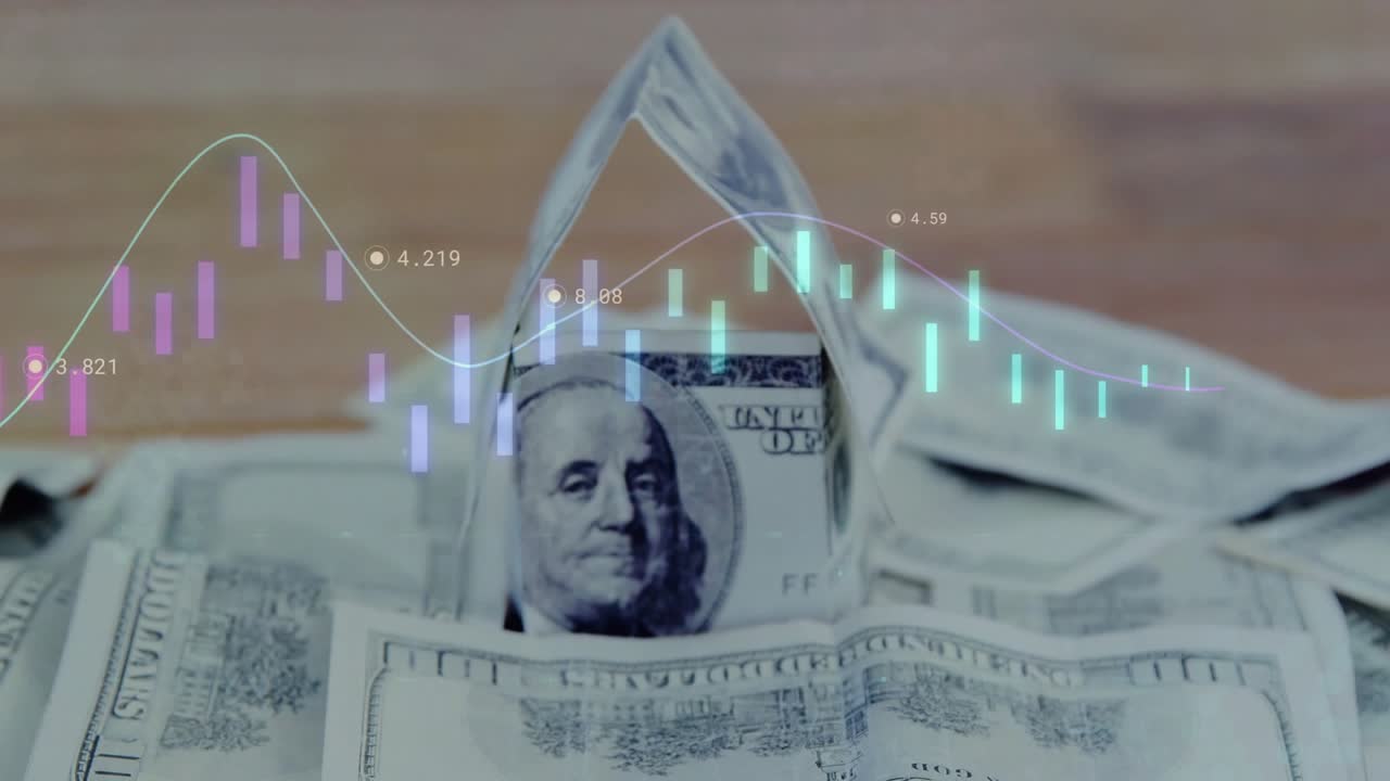 Hånd folder en 100-dollarseddel til et telt med en streggraf og candlesticks, der svinger og viser markedstendenser.