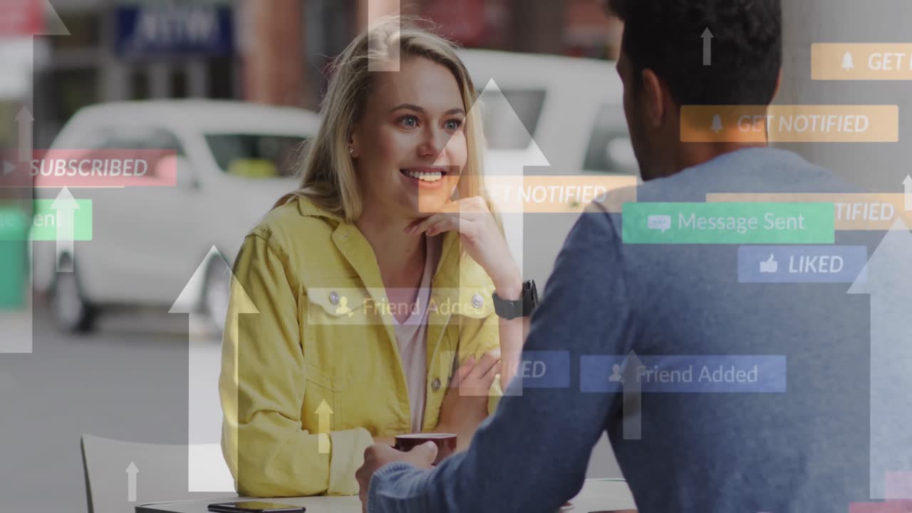 animación de iconos de las redes sociales flotando sobre una feliz pareja caucásica hablando y bebiendo café