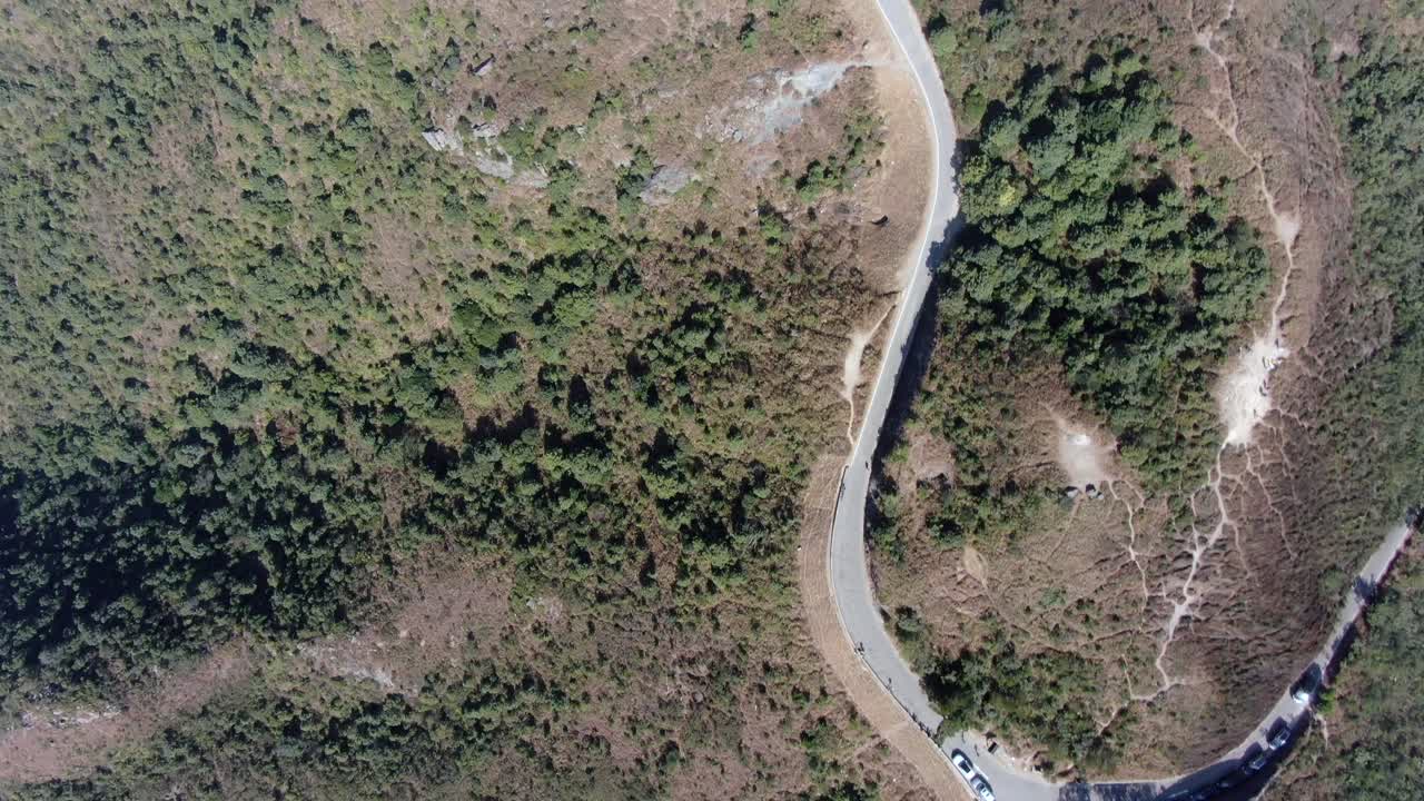 tiro temprano en la mañana a gran altitud sobre el sendero de la montaña de la roca del león de hong kong, vista aérea