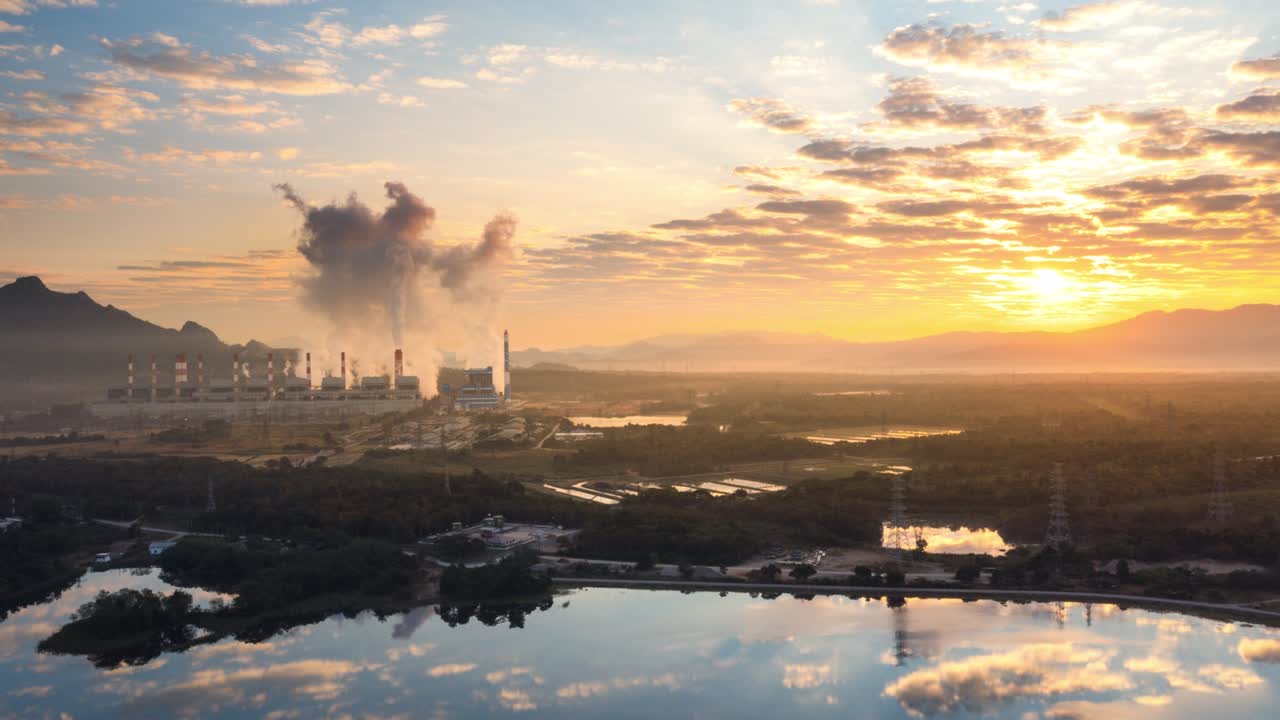 안개와 함께 아침 시간에 아름다운 풍경 석탄 발전소.