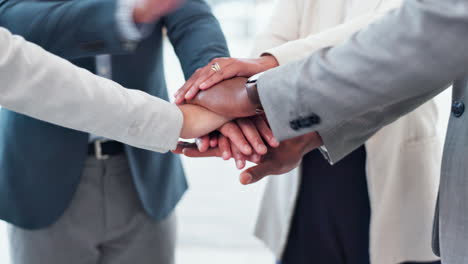 trabajo en equipo, motivación y manos de gente de negocios