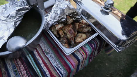 barbacoa y comida en la mesa en el jardín - empuje hacia fuera - vista desde arriba