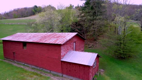 Langsames-Vordringen-Zur-Roten-Scheune-Auf-Einem-Bauernhof-In-Der-Nähe-Von-Boone,-North-Carolina