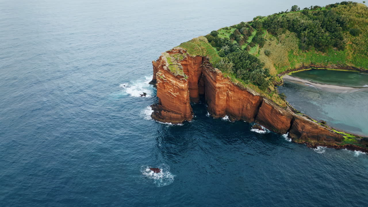 мирные скалы, воздушный вид на остров кейп, потрясающая красивая летняя береговая линия.