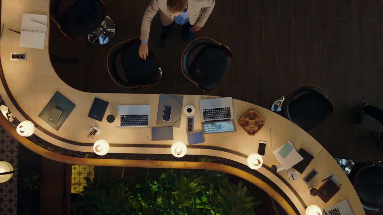 코워킹에서 일하기 위해 도착하는 사람들