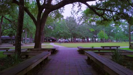 Schöne-Morgendliche-Aufnahmen-Eines-Abgelegenen-Campingplatzes-In-Foley-Alabama