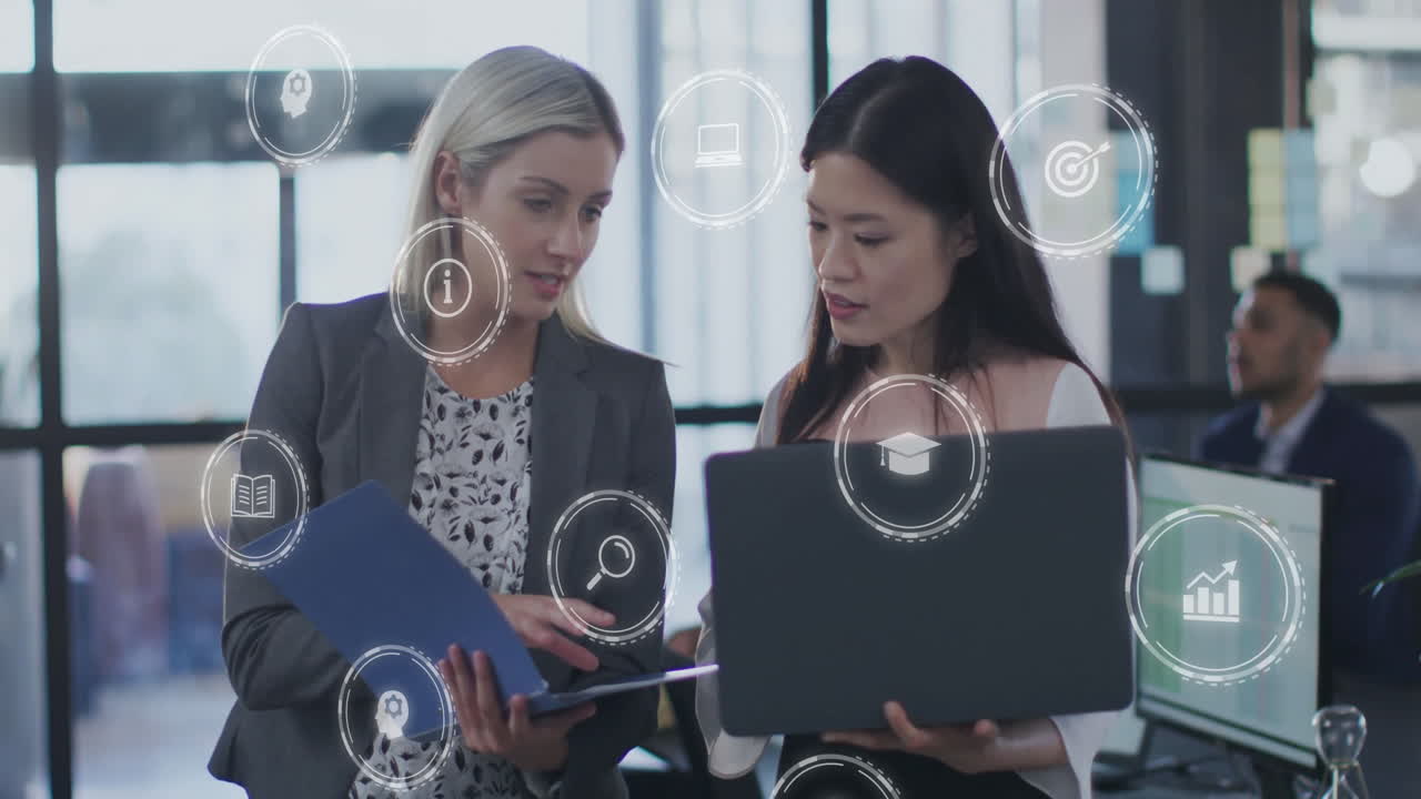 animación de iconos empresariales sobre diversos colegas discutiendo el trabajo en la oficina