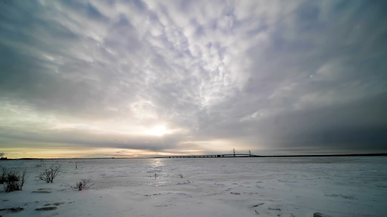 미시간 주 맥키노 다리의 아침 저속 촬영