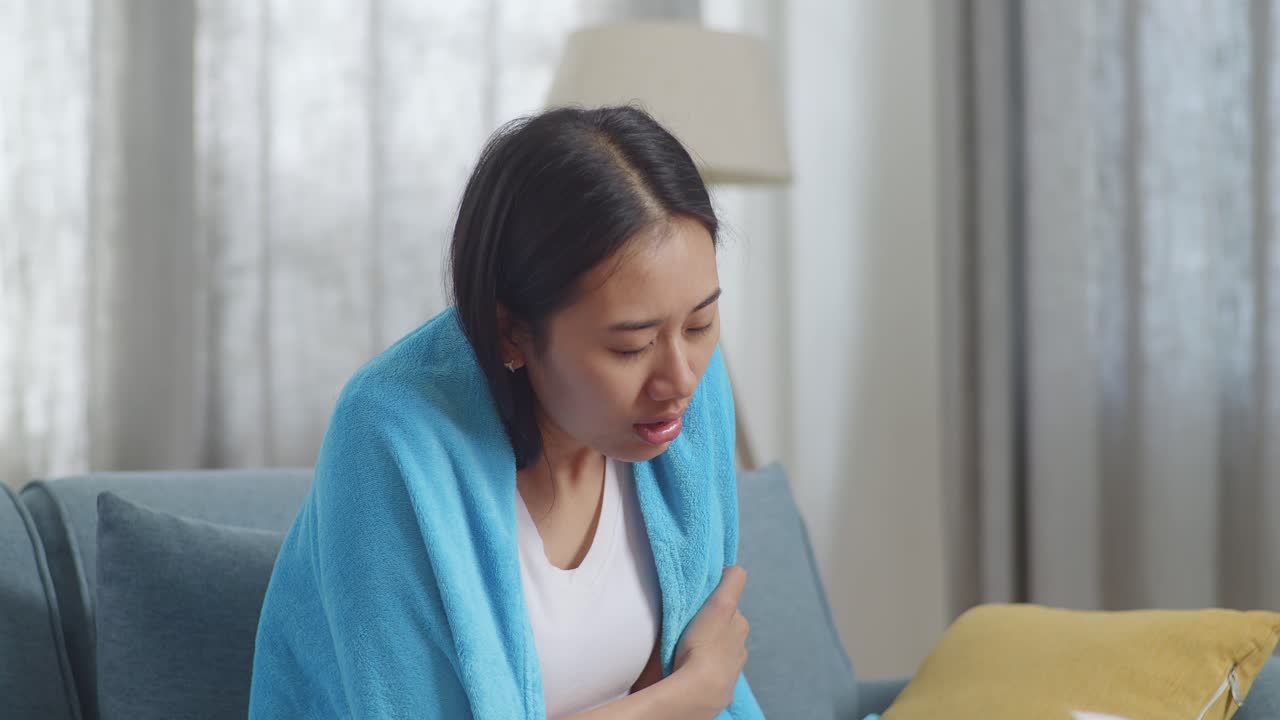 mujer que experimenta incomodidad o enfermedad en el hogar