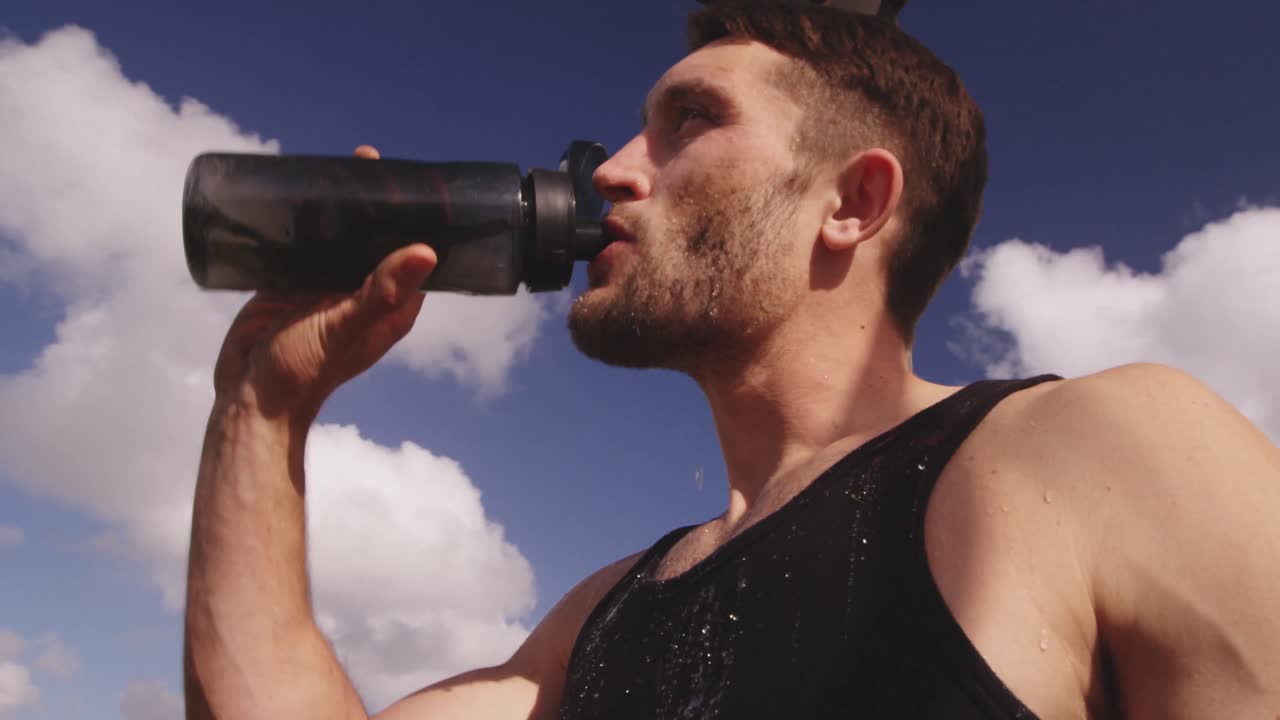 jóvenes adultos entrenando en un campamento de gimnasia al aire libre