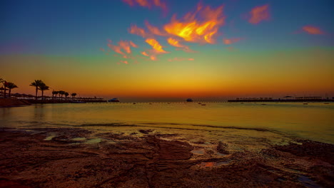 Lapso-De-Tiempo-De-Amanecer-De-Playa-De-Mar-Rojo-Con-Colores-Vibrantes