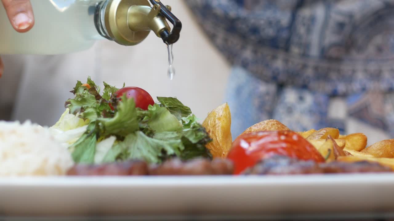 터키 음식을 먹는 여자