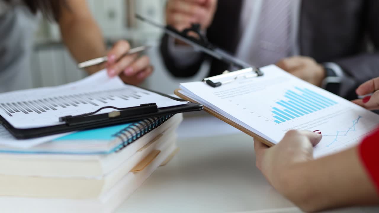 el equipo de negocios está estudiando análisis financiero en marketing