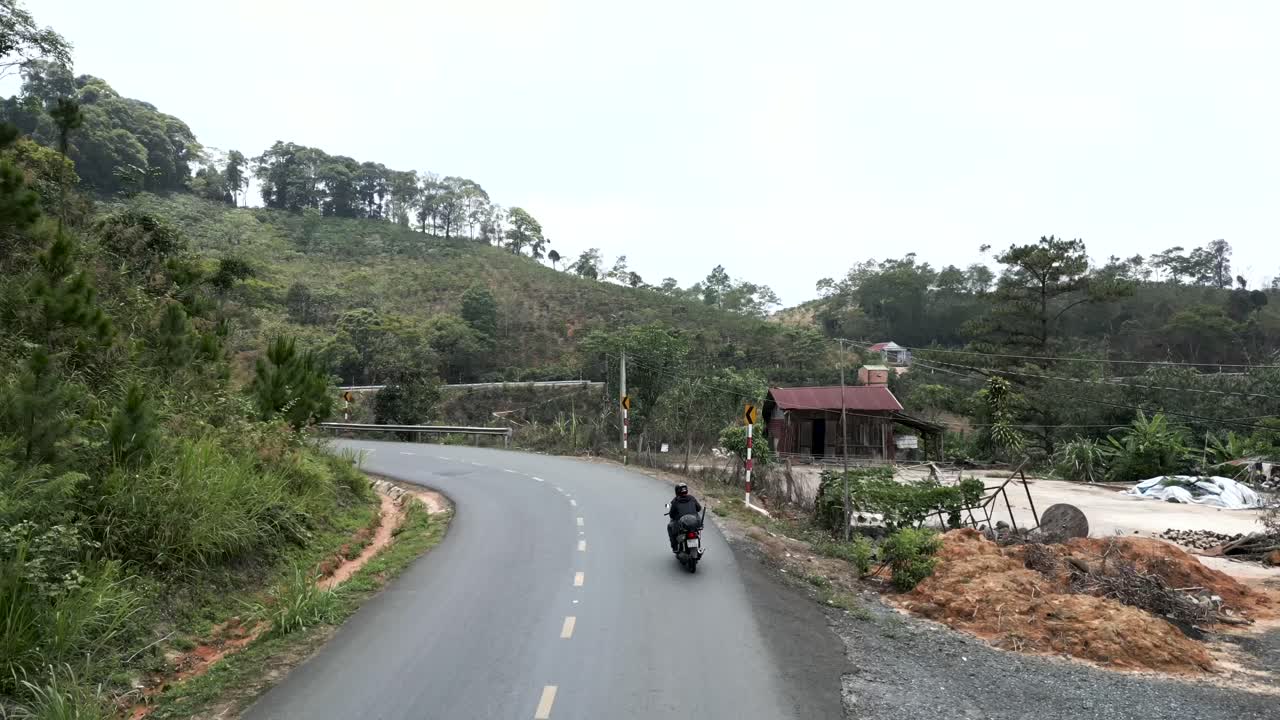 구불구불한 산길을 달리는 오토바이