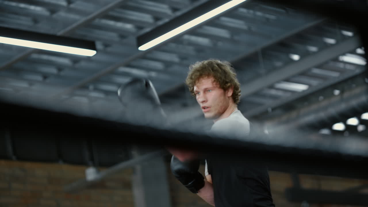 링에서 싸우기 위해 준비하는 스포츠맨