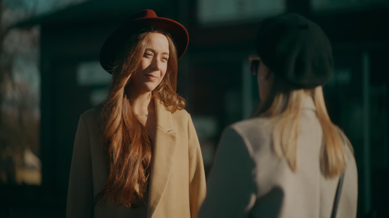 기차역 에서 대화 하는 여자 들