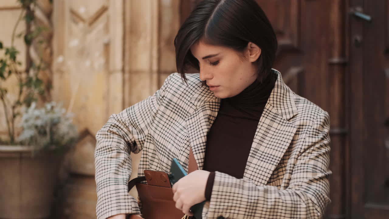 백인 사업가 여성 야외.