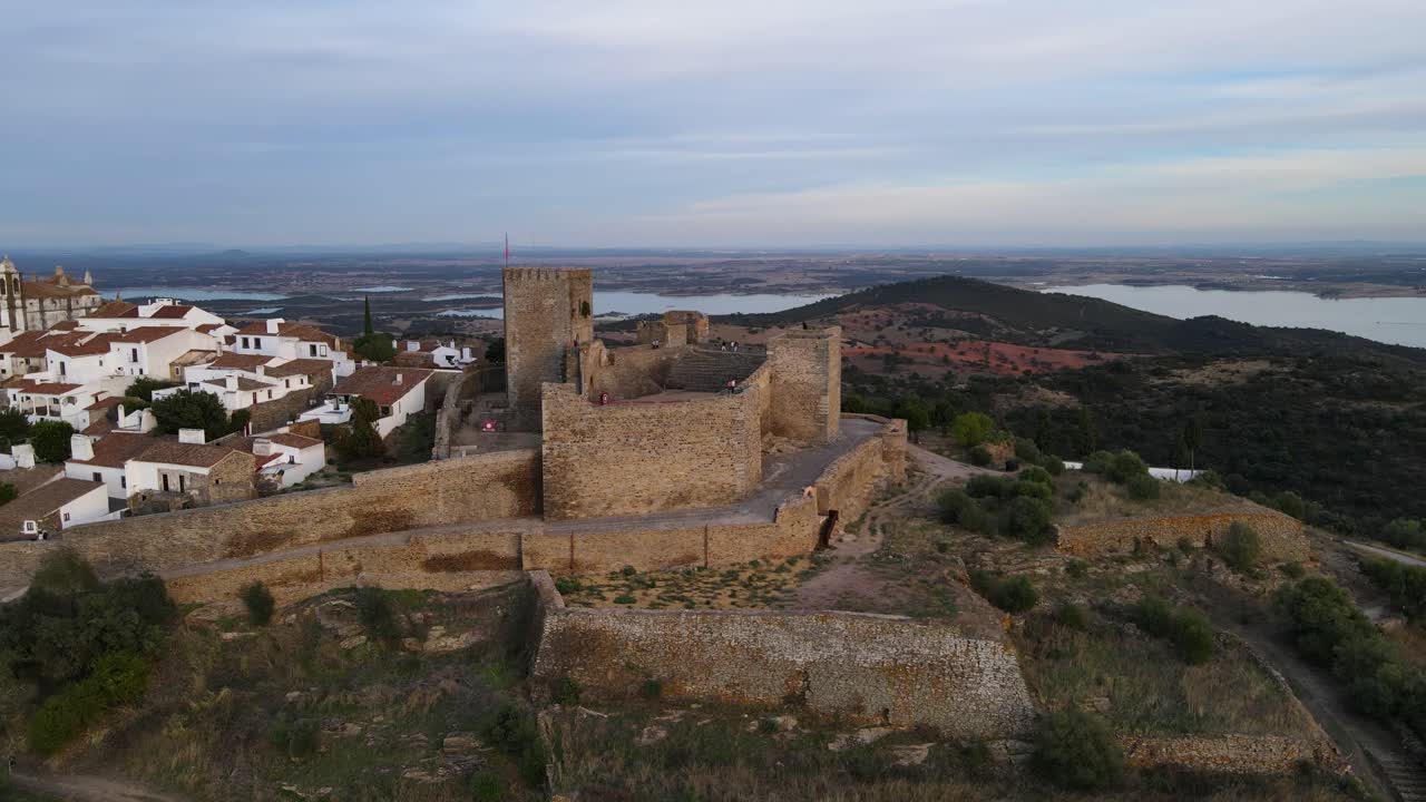 Riprese aeree orbitali intorno alle mura difensive del castello di Monsaraz al tramonto, Portogallo