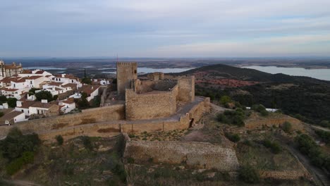 antena orbitando alrededor de las murallas defensivas del castillo de monsaraz al atardecer, portugal
