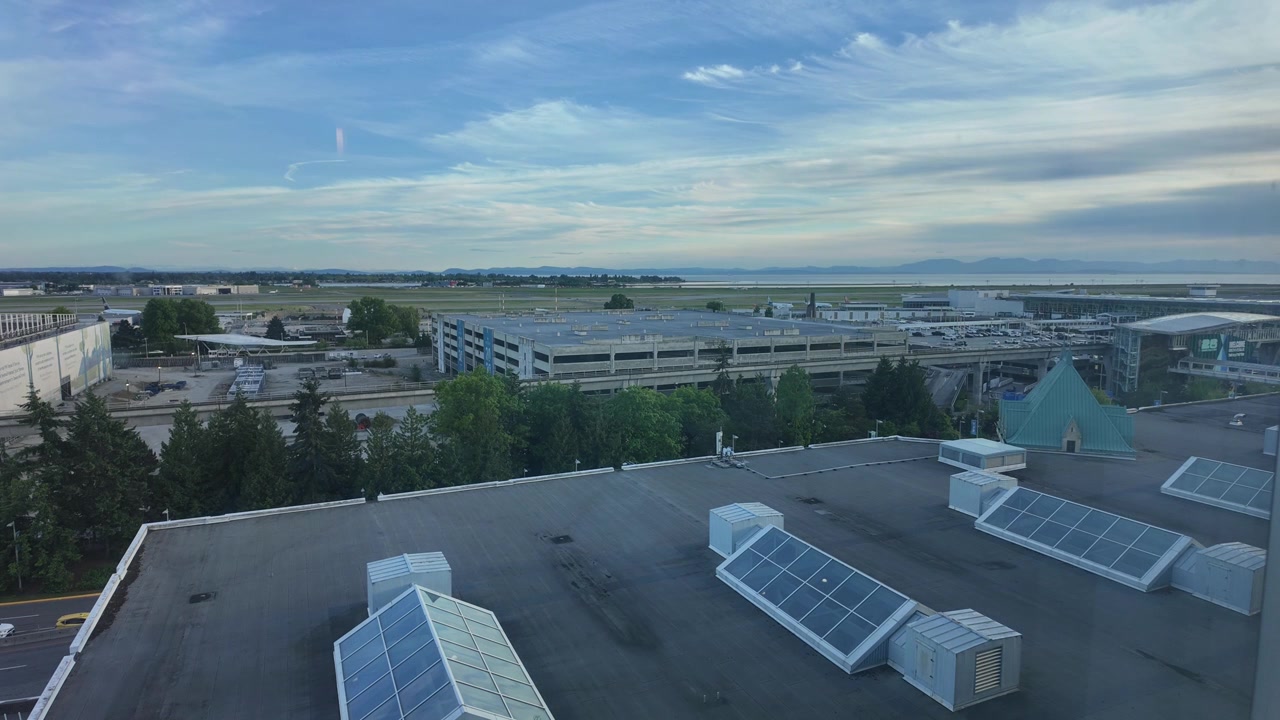 Timelapse dell'aeroporto internazionale di Vancouver dalla vista di una camera d'albergo.