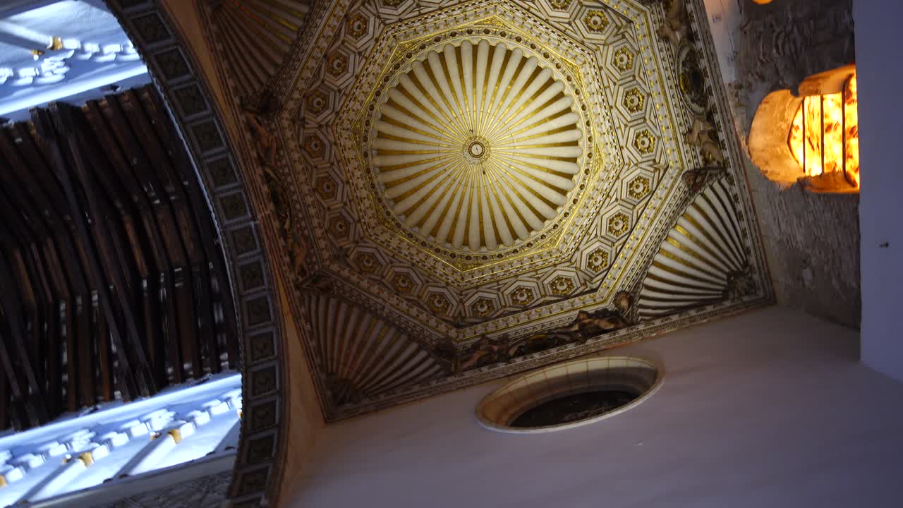 Interno di una sinagoga di Santa Maria la Blanca. TOLEDO, SPAGNA. Interno di una sinagoga di Santa Maria la Blanca