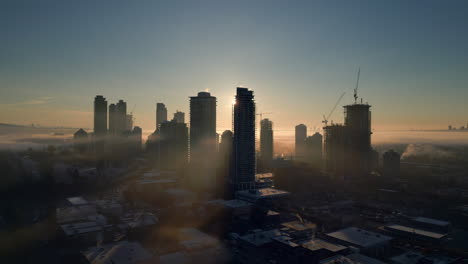 Sonnenaufgang-Durch-Die-Gebäude-Und-Den-Nebel-In-Der-Innenstadt-Von-North-Burnaby