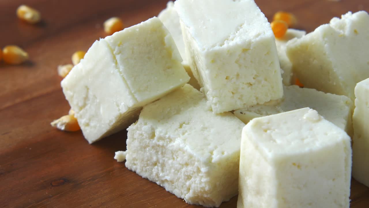 queso paneer en cubos