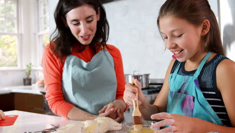 Jüdische-Mutter-Und-Tochter-Bereiten-Glasur-Für-Challah-Brot-Vor