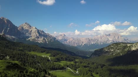 Valle-Verde,-Bosque-De-Pinos-En-Las-Montañas-Dolomitas,-San-Vito-Di-Cadore,-Belluno,-Italia,-Europa