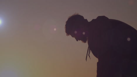 animación de animación de luces sobre hombre caucásico en la playa