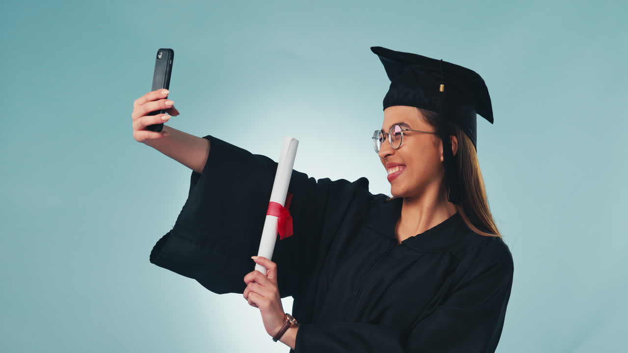 Donna felice, laurea e certificato