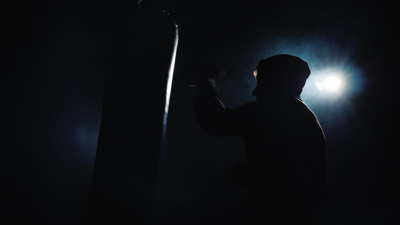 boxeador principiante entrena con pera de boxeo