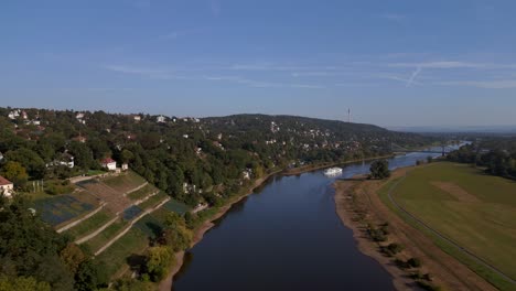 Majestätisches-Schloss-Am-Ruhigen-Fluss