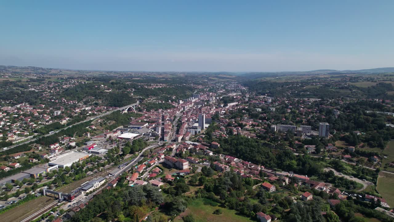 weitflügelschuss über das gierdal und die stadt rive de gière im departement loire an einem sonnigen sommertag in der region auvergne-rhône-alpes, frankreich