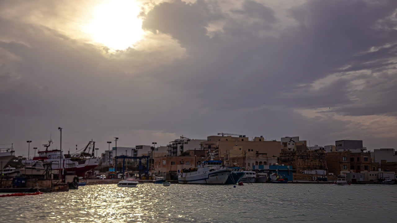 몰타 의 마사크슬록 마을 의  ⁇ 시 항구 위 에서 해가 뜨는 것