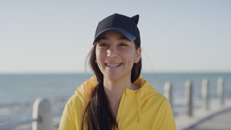 Retrato-De-Una-Adolescente-Incómoda-Sonriendo-Alegre-Mirando-La-Cámara-Usando-Aparatos-Ortopédicos-Disfrutando-De-La-Soleada-Playa-Costera