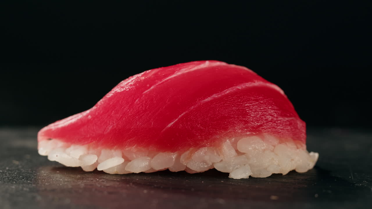 사시미 접시, 일본식 레스토랑, 현대 카페에서 신선한 과 연어 조각, 전통 음식, 생선 은 물고기 요리, 오메가 3