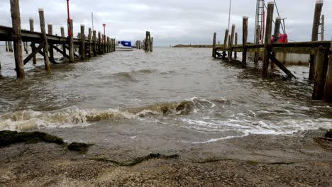 Kleine-Wellen-Schlagen-Auf-Den-Hafen-Von-Rantum,-Sylt