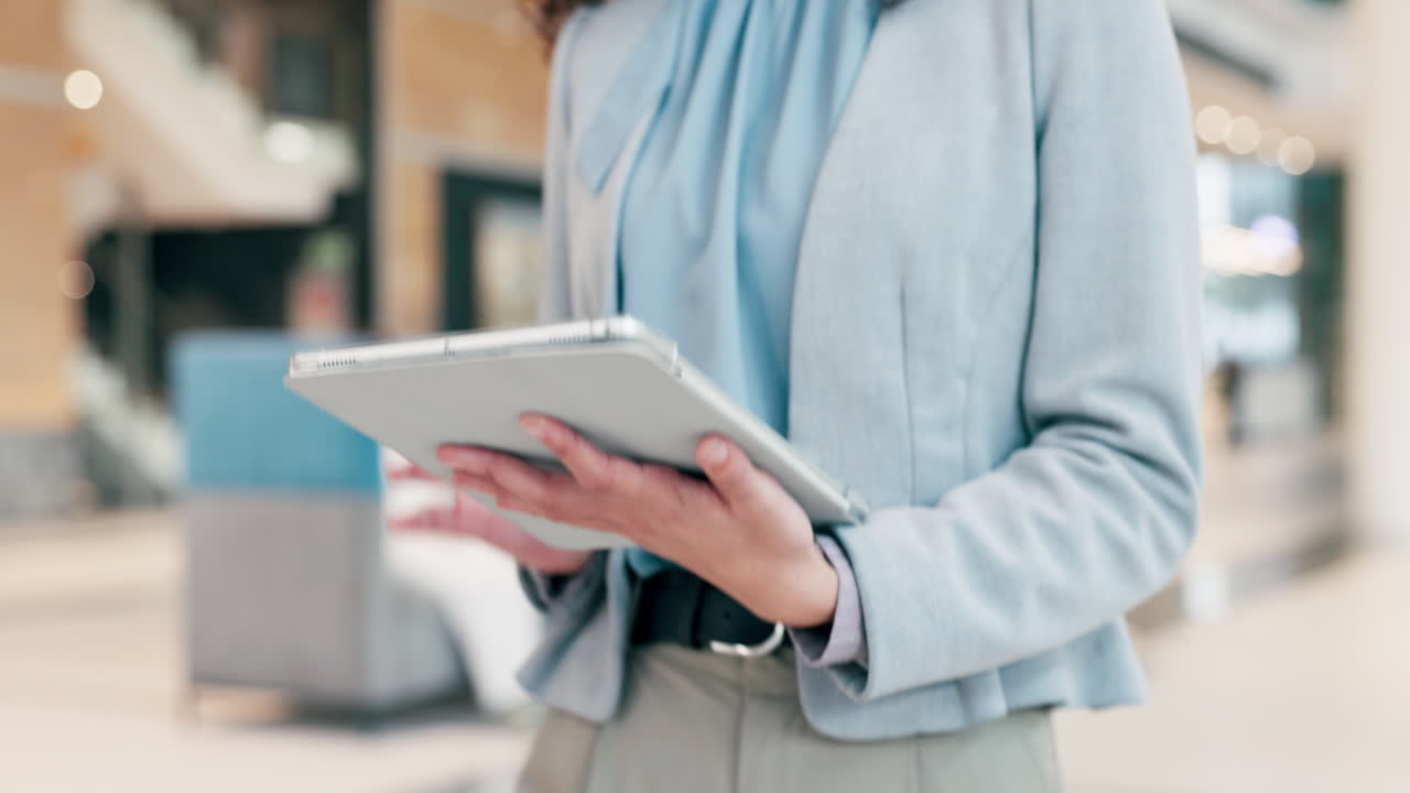 руки, бизнес-планшет и ходьба в офисе